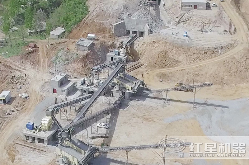 石頭粉碎機(jī)生產(chǎn)青石石子現(xiàn)場