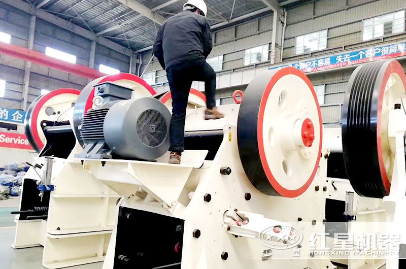 用戶來廠考察一級(jí)機(jī)器顎式破碎機(jī)