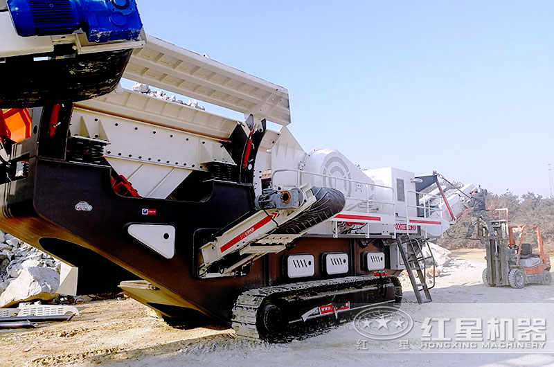 移動(dòng)履帶碎石機(jī)已經(jīng)開(kāi)到破碎現(xiàn)場(chǎng)