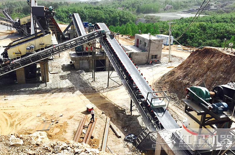 移動(dòng)碎石機(jī)和固定碎石機(jī)哪個(gè)好？話不多說，上現(xiàn)場(chǎng)圖