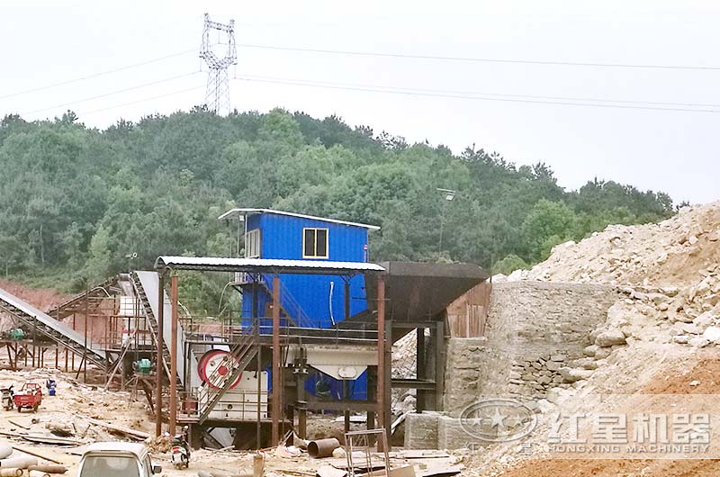 小型石頭破碎機成套多少錢？（內(nèi)附現(xiàn)場生產(chǎn)視頻）