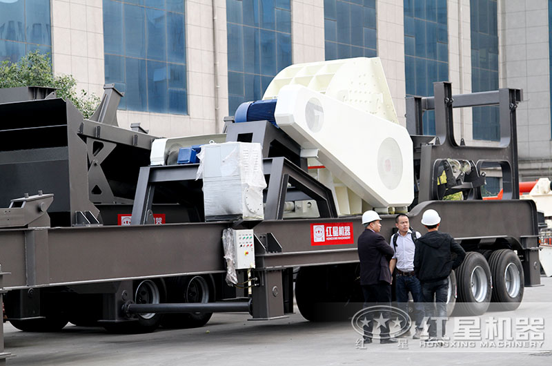 山東濟(jì)南用戶(hù)來(lái)廠(chǎng)考察選購(gòu)大型移動(dòng)粉碎機(jī)