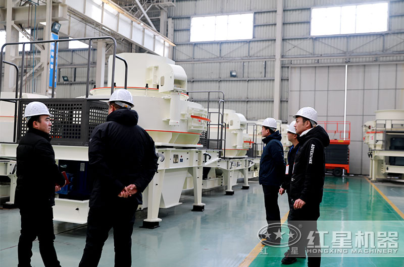 安徽安慶用戶來廠考察選購制沙機設(shè)備