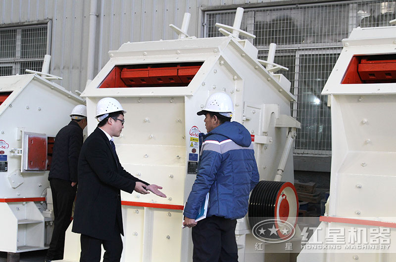 客戶(hù)來(lái)廠考察硬巖反擊破設(shè)備