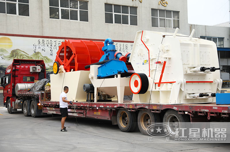 客戶反擊式破碎機(jī)裝車發(fā)貨現(xiàn)場(chǎng)