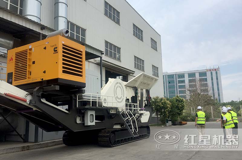 客戶來(lái)廠考察履帶建筑垃圾破碎站