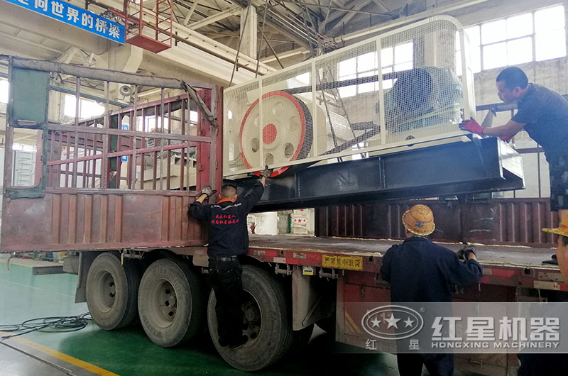 河南紅星對輥式制砂機又發(fā)貨啦！