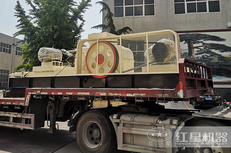 紅星泥土對輥式破碎機發(fā)貨現場