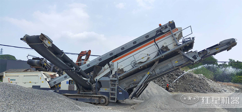 履帶移動破加工白云石同出石子、沙子現(xiàn)場