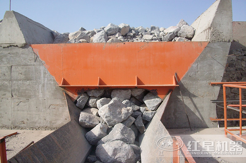 日產(chǎn)1萬方的石子加工廠需要配置幾臺(tái)多大型號(hào)的顎破機(jī)？